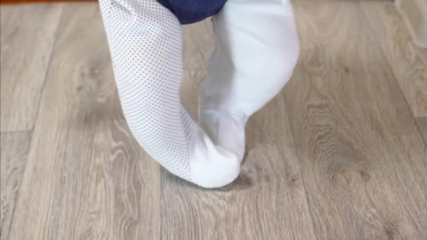 Babys nohy jsou skoky na podlaze — Stock video