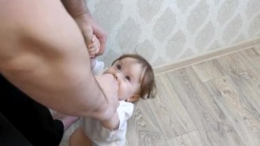 küçük bir bebek babası ile bir oyun odası oynamak güler.