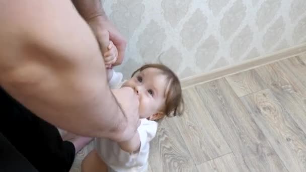 Een kleine baby lacht spelen met zijn vader een speelkamer. — Stockvideo