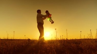 küçük bir kızımız, yavaş hareketlerle oynama günbatımı, mutlu baba baba dönen küçük çocuk