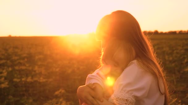 Kind gähnt in den Armen der Mutter, Baby will schlafen, Spaziergang von Mutter und Töchtern bei Sonnenuntergang im Sommer im Park, Zeitlupenschießen — Stockvideo