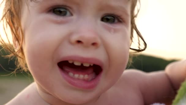 Pequeno bebê chora e grita caindo lágrimas — Vídeo de Stock