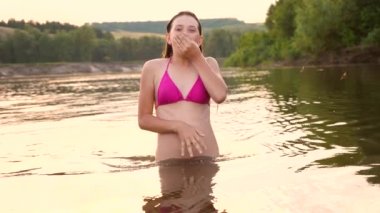 Kız mayo su altında dalışlar ve üzerinde yaz akşam gülüyor. Beach sezon. Ağır çekim