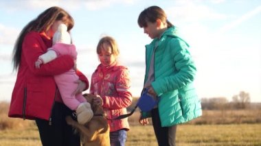 Çocuk ve küçük bebek ile anne köpek yürümek