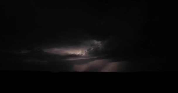 Καταιγίδα νύχτα, αστραπές αναβοσβήνει στα σύννεφα, timelapse — Αρχείο Βίντεο