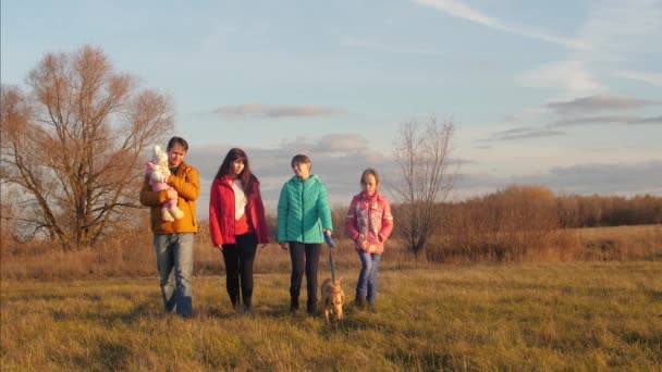 가죽 끈과 이야기, 강아지와 함께 공원에서 도보 부모와 아이 들 미소. 슬로우 모션 — 비디오