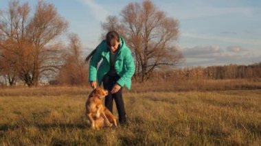 güzel kız parkta komik köpek ile oynarken