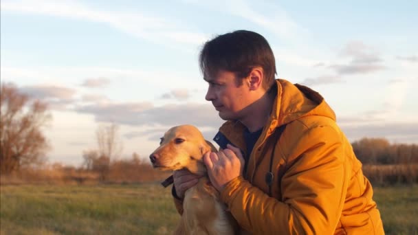 L'uomo accarezza il suo amato cane rosso sulla testa — Video Stock