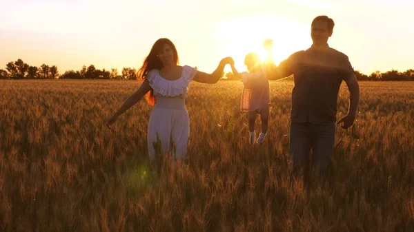 Enfant Heureux Avec Maman Papa Marchant Dans Champ Avec Blé — Photo