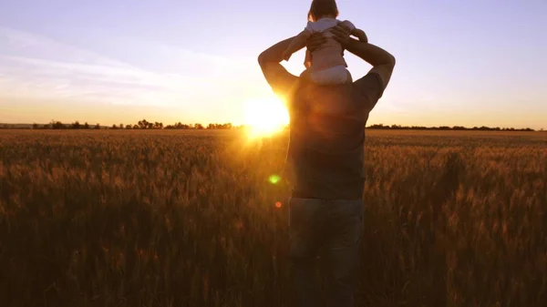 Pappa Med Små Baby Dans Och Skrattar Bakgrunden Gyllene Solnedgång — Stockfoto