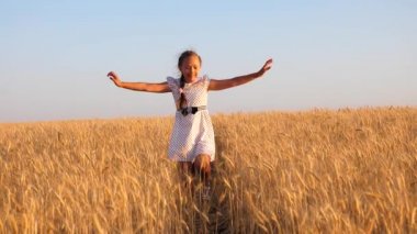 olgun buğday alanında mavi gökyüzü, beyaz elbiseli dans güzel kız yavaş hareket