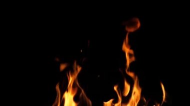 kadar kırmızı kıvılcımlar, karanlık, ağır çekimde turuncu ateş yakar