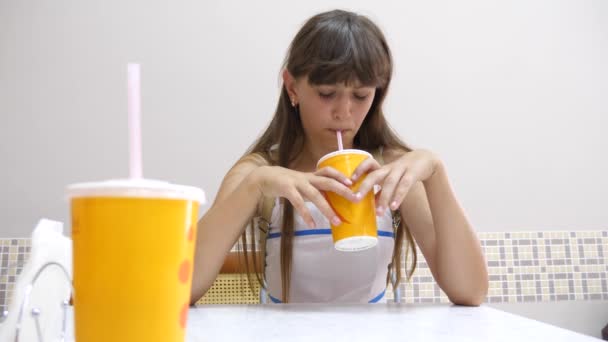 Adolescente Chica Bebidas Cóctel Cafetería — Vídeos de Stock