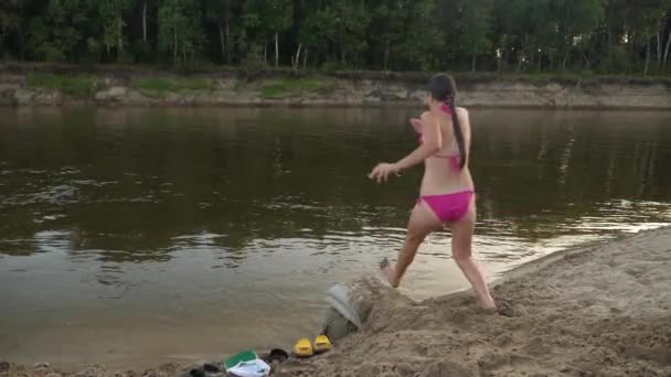 夏天, 穿着泳装的美丽苗条的女孩潜入河里。海滩季节。慢动作 — 图库视频影像