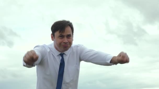 Geschäftsmann ist Superheld mit Krawatte in Eile, um zu helfen — Stockvideo