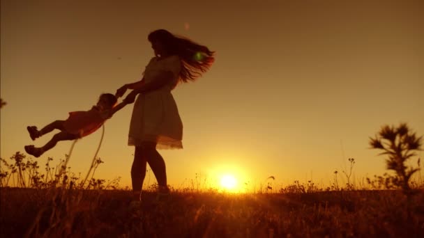Pappa cirklande små barn på solnedgången, glad pappa leker med en liten dotter — Stockvideo