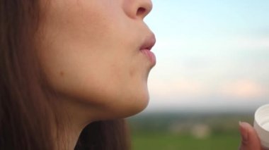 Kız şeffaf sabun köpüğü ve gülüyor esiyor. Ağır çekim.