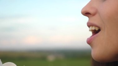 Kız şeffaf sabun köpüğü ve gülüyor esiyor. Ağır çekim.