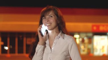 Güzel kız gece şehirde Evet.