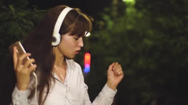 Chica Auriculares Teléfono Táctil Escuchando Música Bailando Sonriendo Ciudad Nocturna — Vídeos de Stock