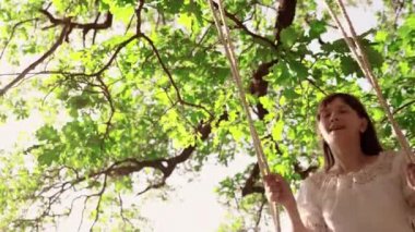 Kız Şehir Parkı hızıyla sürme ve günbatımı parlama içinde gülümseyen