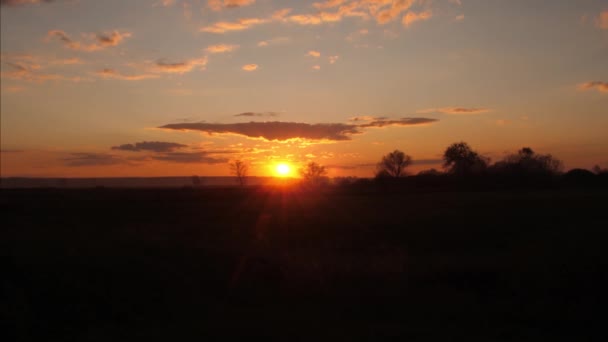 magnifique coucher de soleil sur la prairie d'automne 