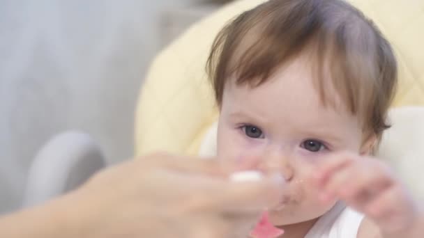 Il neonato mangia cibo per bambini con piacere . — Video Stock