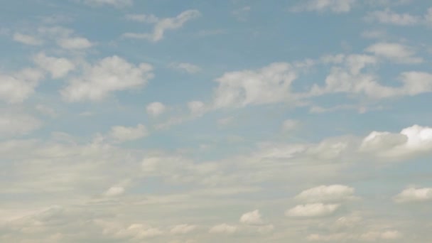 Witte cumulus wolken vliegen in de blauwe lucht. tijdsinterval — Stockvideo