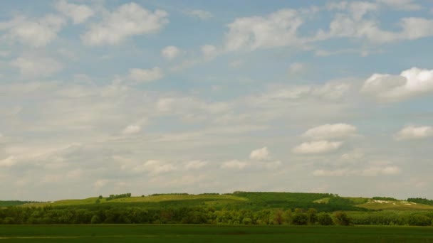 Sobre Verdes Colinas Nubes Cúmulos Blancos Vuelan Cielo Azul Intervalo — Vídeos de Stock
