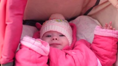 küçük çocuk annesi ile sonbaharda, bahar Park yürüme arabası, ceket ve şapka giymiş yatıyor