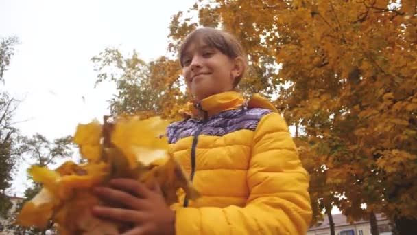 Mädchen Dreht Sich Und Wirft Goldenes Herbstlaub Nach Oben Zeitlupe — Stockvideo