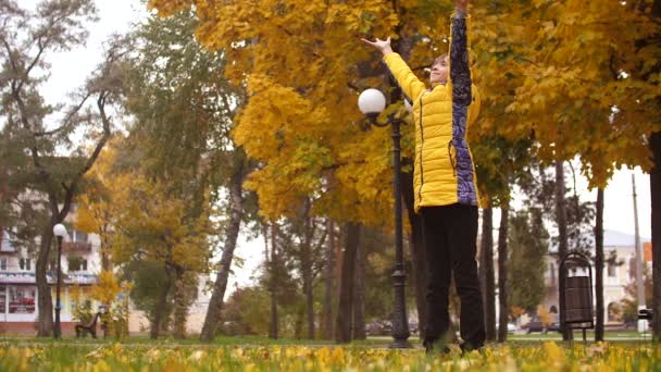 Ragazza medita in un parco autunnale con le mani in alto — Video Stock