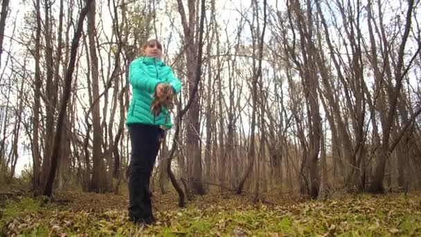 Menina jogando folhas de outono. Movimento lento . — Vídeo de Stock