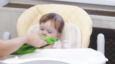 Kaprisli ve mutfak sandalyesi oturup ağlayan bebek.