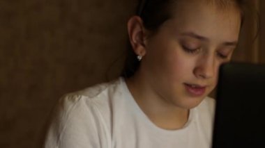 kız öğrenci meşgul bir laptop için hazırlanıyor.