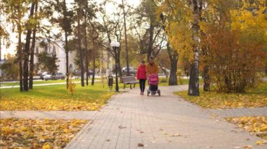 Ailesi ile küçük çocuk parkı sonbahar öğleden sonra sıcak içeri girer