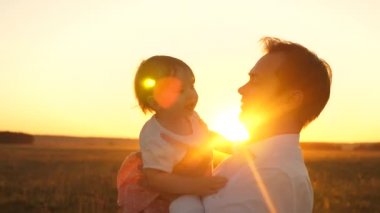 Mutlu baba Park altın güneş batımında bebekle oynarken. Bebek in Papa gülümsemek günbatımı, elinde. portre