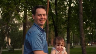 Güzel genç babası hava pompaları yokken bebek güler.