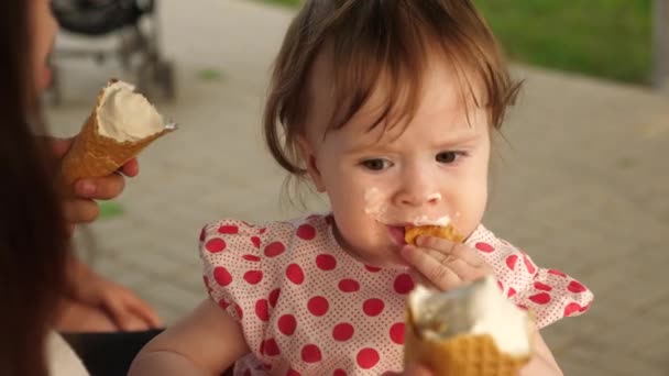 Bébé mange de la glace avec gaufre . — Video