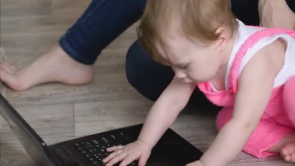 Petit enfant joue avec un ordinateur portable. Enfant et ordinateur. gros plan — Video
