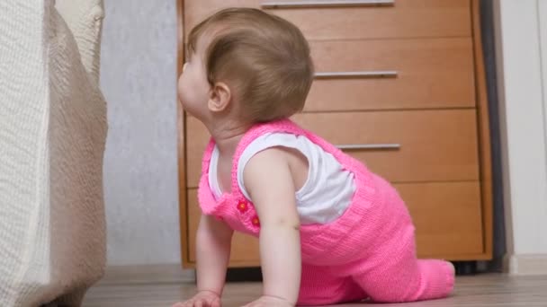 Glada lilla barnet kryper på golvet — Stockvideo