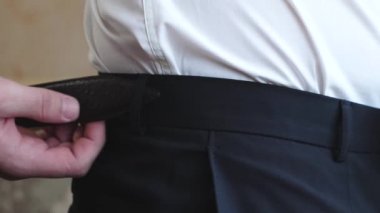 adam siyah kuşak pantolonunda elbise, adam sabah işe yarayacak