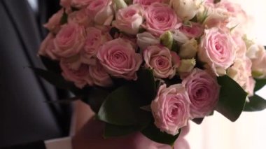 güzel erkek elinde çok renkli gül buketi