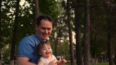 Güzel genç babası hava pompaları yokken bebek güler.