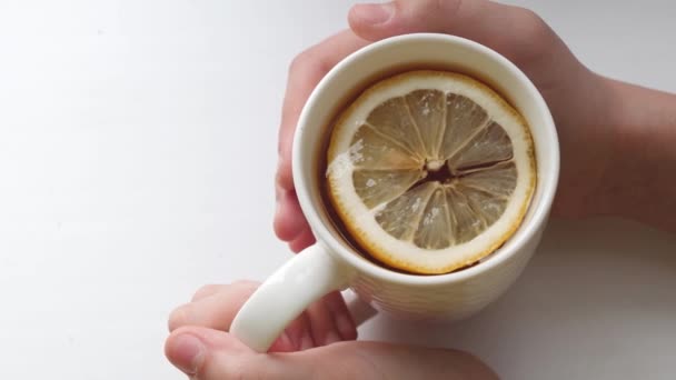 Schijfje geurige citroen in beker met zlotty thee in glas. — Stockvideo