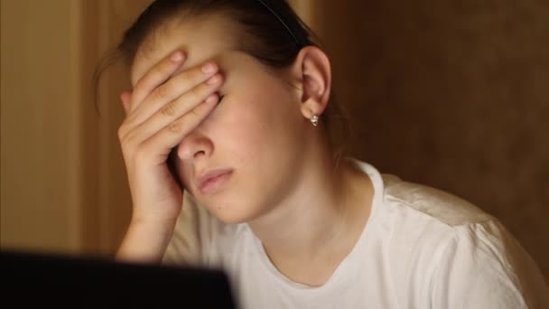 Студентка преподает уроки для ноутбука. У девушки головная боль от работы за компьютером . — стоковое видео