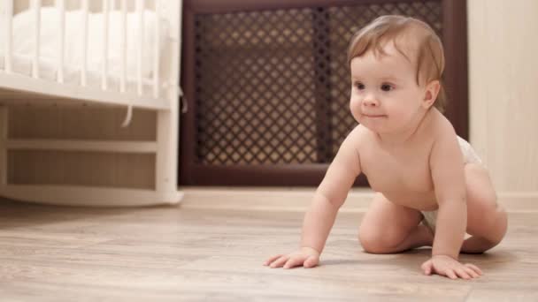 Baby learns to crawl — Stock Video