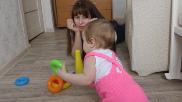 Pequena filha coleta designer colorido, mamãe brinca com a criança no berçário — Vídeo de Stock