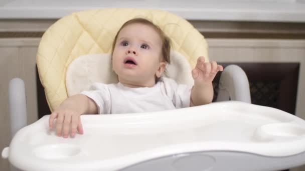 Papá le da manzana roja a un niño. niño juega una manzana y la deja caer de la mesa de los niños al suelo — Vídeos de Stock