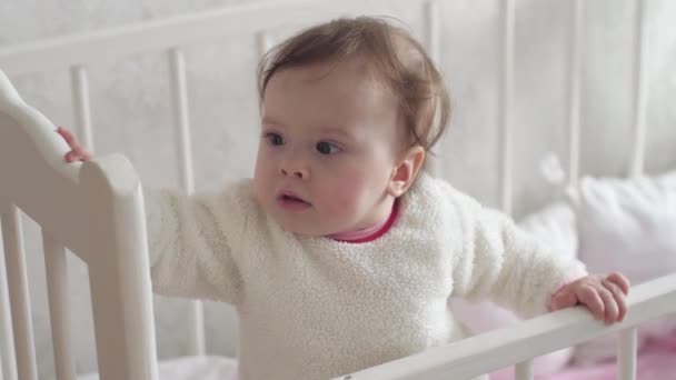 Sonrisas de bebé con los primeros dientes de leche . — Vídeos de Stock